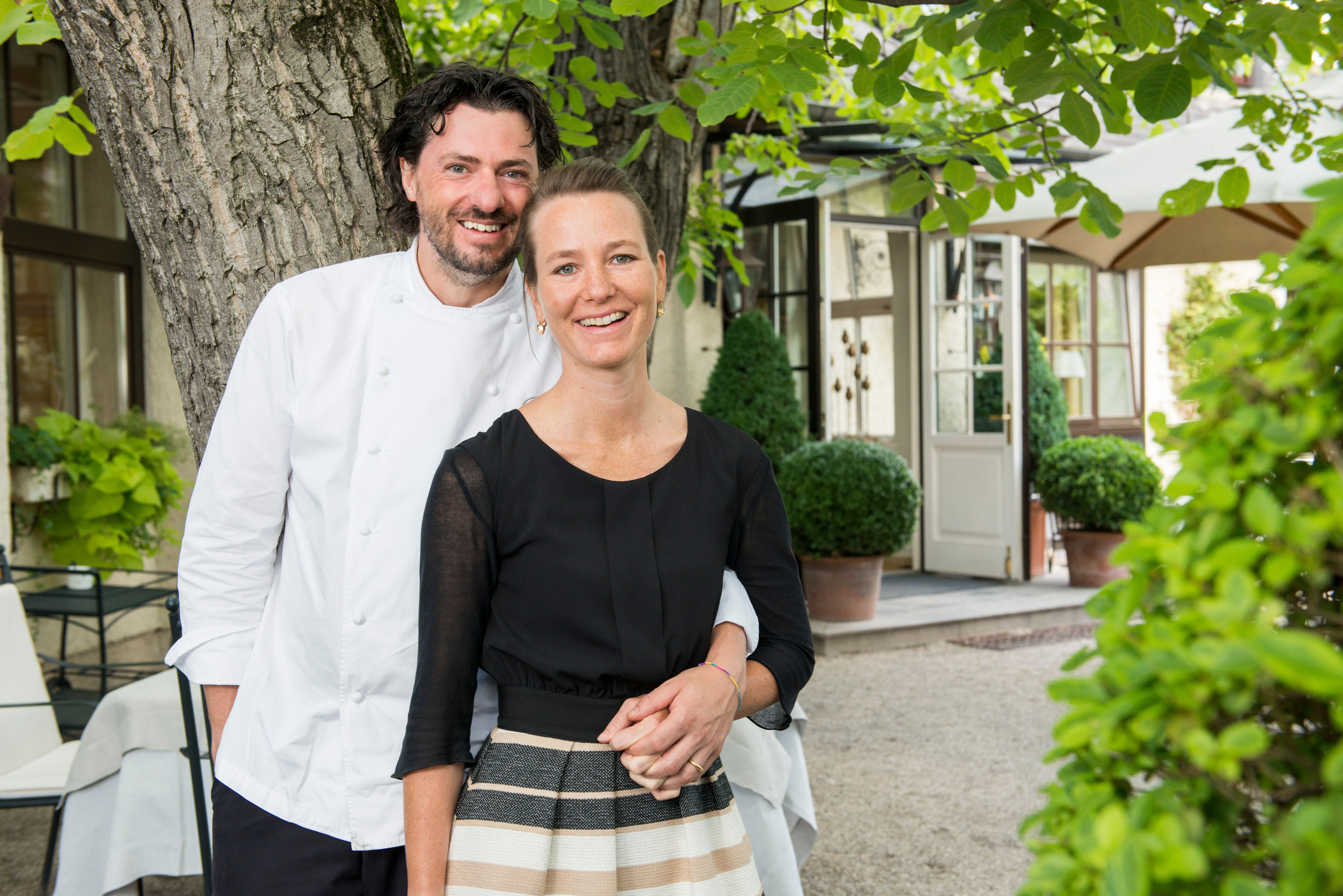 Susanne Wagner-Dorfer und Thomas Dorfer stehen vor ihrem Betrieb, dem Landhaus Bacher.