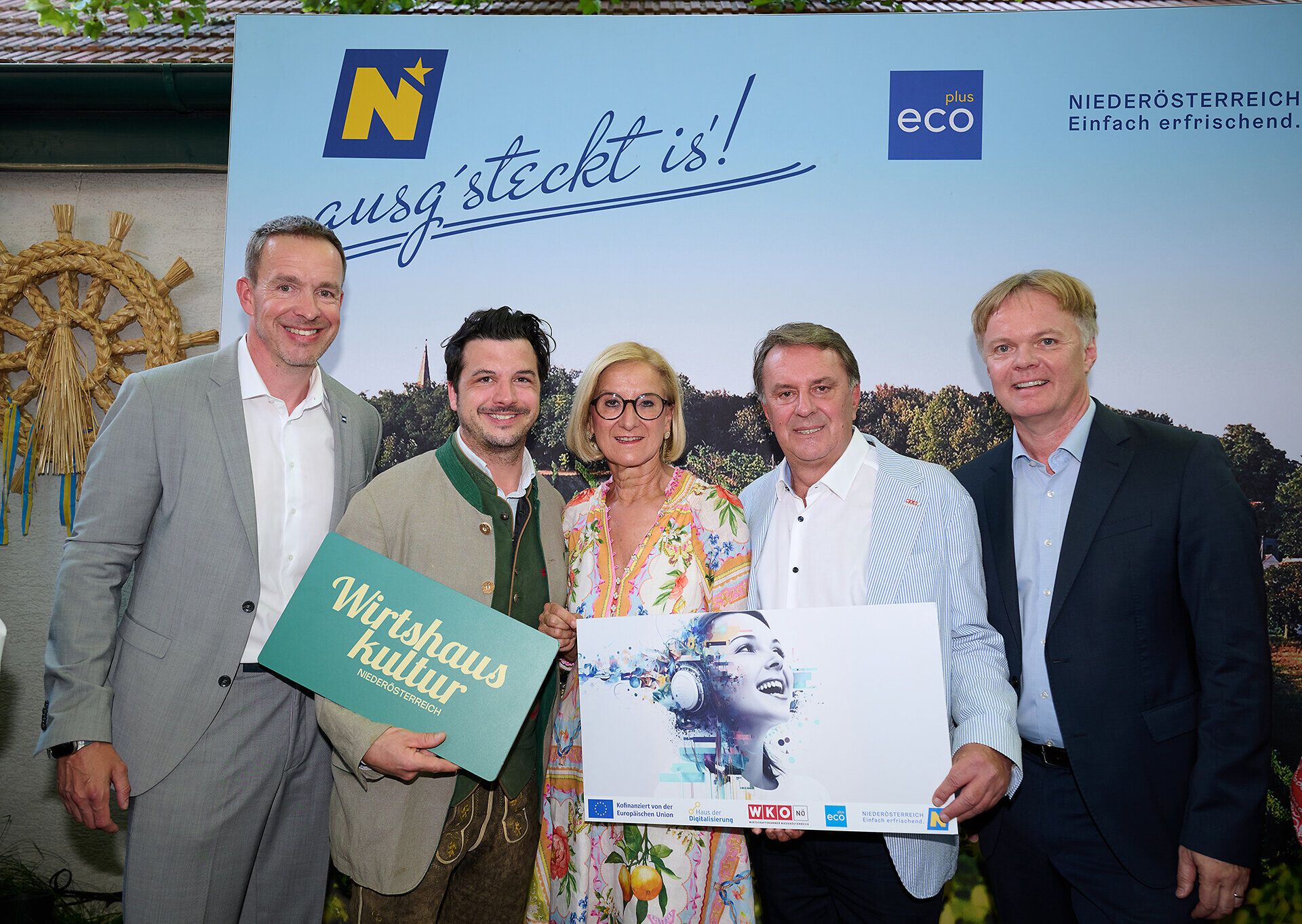 Lukas Reutterer, Hartmuth Rameder, Johanna Mikl-Leitner, Wolfgang Ecker und Michael Duscher präsentieren gemeinsam die KI-Workshops mit Gastronomie-Schwerpunkt.
