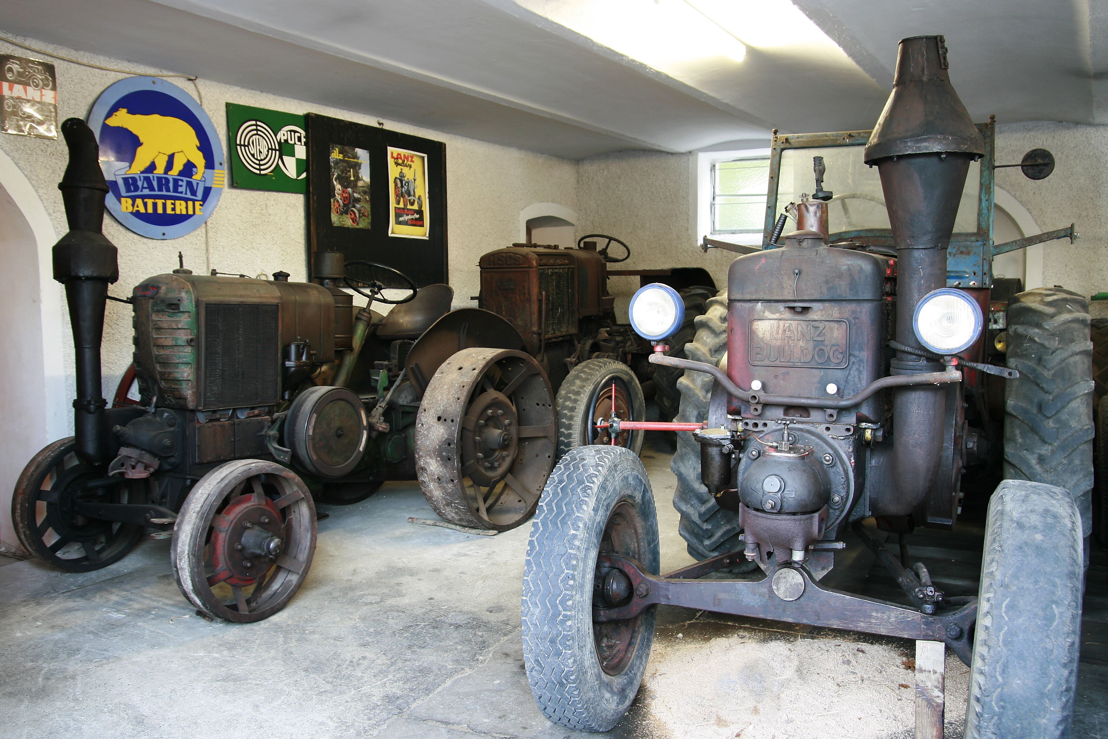 Alte Traktoren in einem Museum ausgestellt.