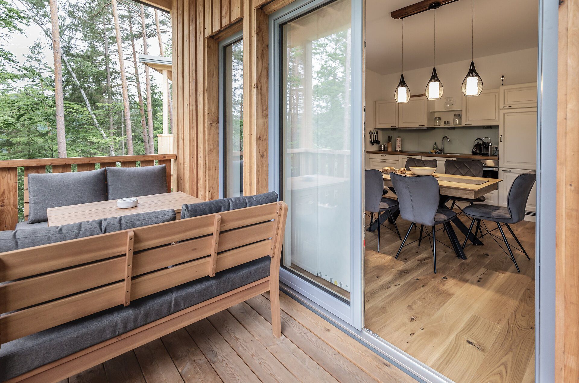 Die gemütliche Terrasse lädt dazu ein, die frische Bergluft und die umgebende Natur zu genießen. Hier können Besucher entspannen und den Blick auf die malerische Landschaft des Waldviertels schweifen lassen. Ein idealer Ort für eine Auszeit inmitten der idyllischen Hügel.
