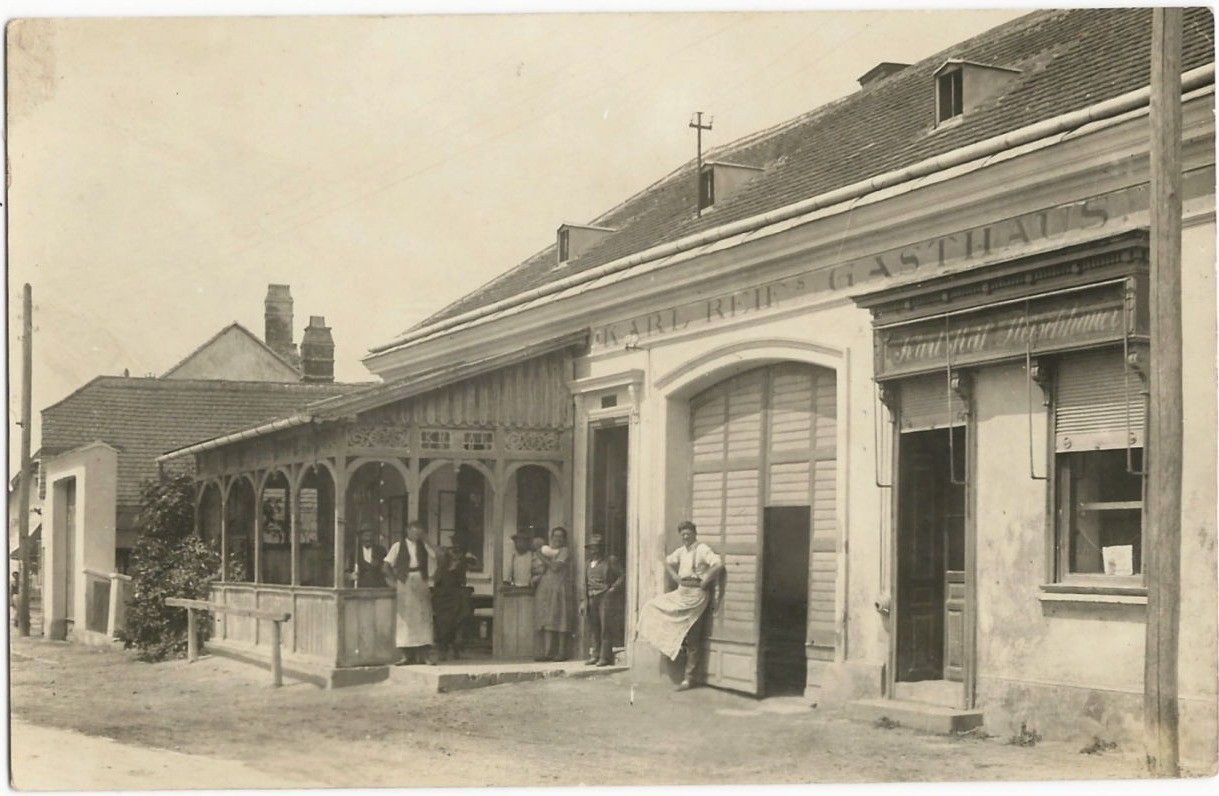 Historisches Foto eines Gasthauses mit Menschen vor dem Eingang.