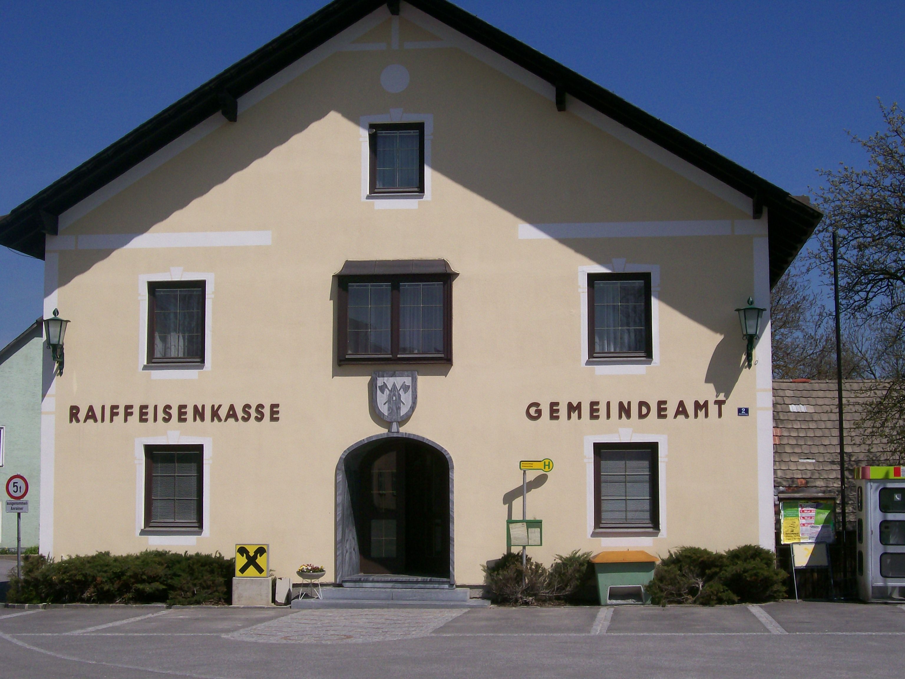 Gebäude der Raiffeisenkasse und des Gemeindeamts in Kirchschlag.