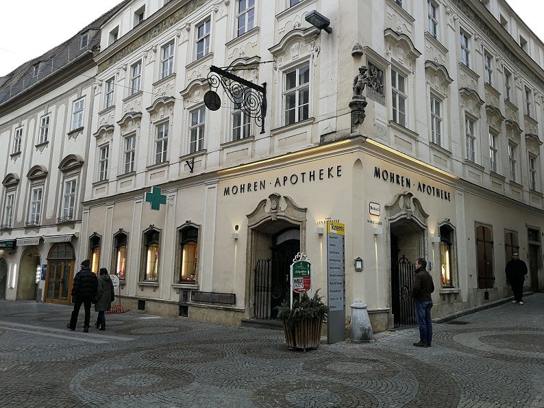 Historisches Gebäude mit der Aufschrift 'Mohren Apotheke'.