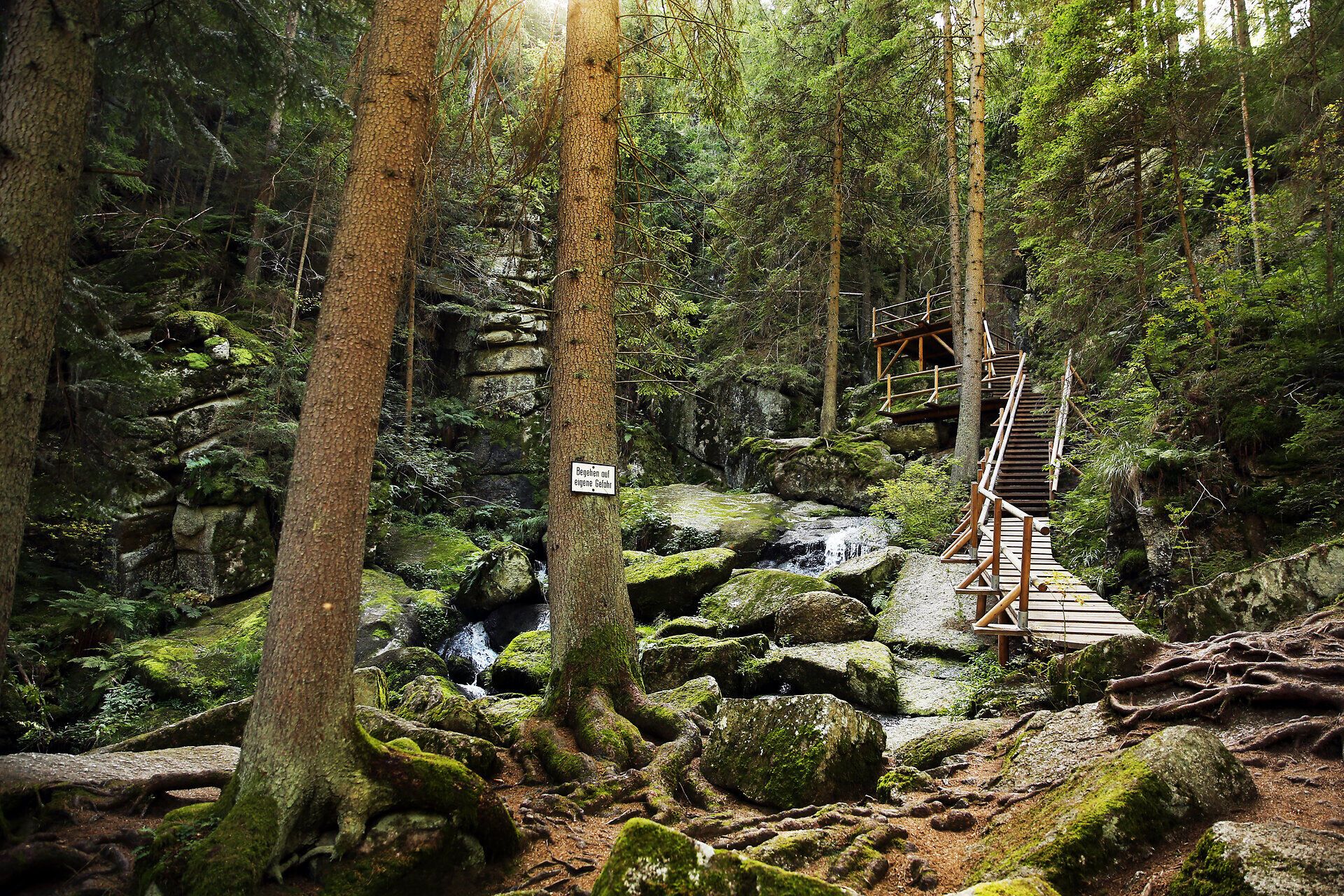 Umgeben von majestätischen Bäumen und sanft plätscherndem Wasser, lädt der Lohnbachfall zu einer erfrischenden Auszeit in der Natur ein. Die grüne Idylle und die frische Luft schaffen eine perfekte Kulisse für Wanderer, die die Schönheit der Umgebung genießen möchten.