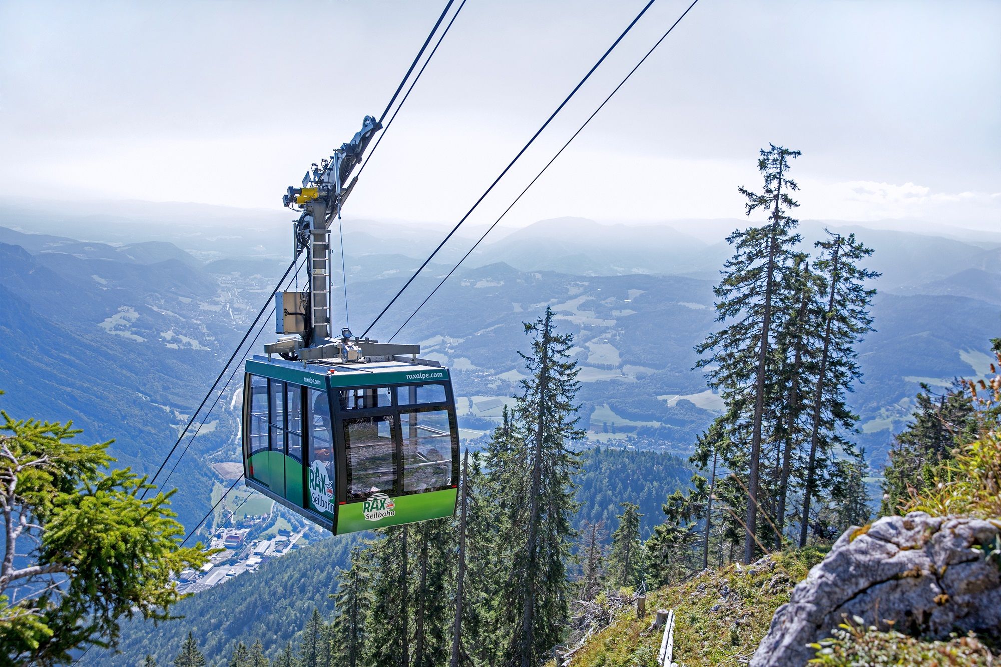 Seilbahn in den Bergen mit Blick auf das Tal.