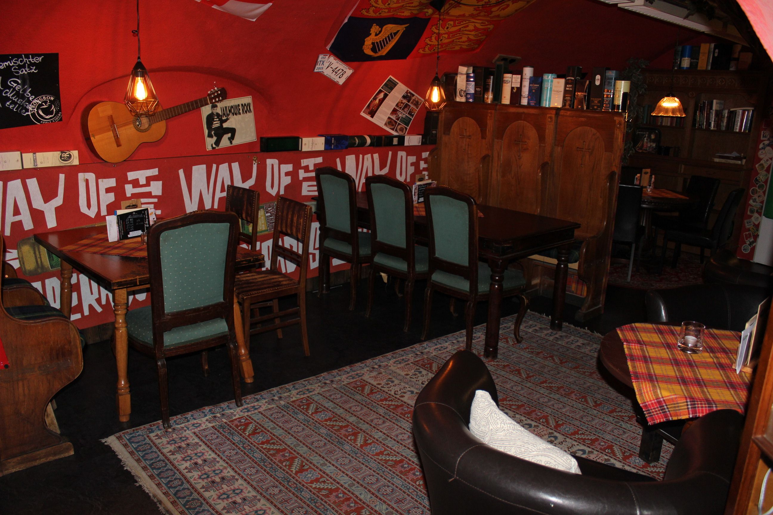 Gemütliche Sitzecke in einem Café mit Holzmöbeln und Dekorationen an den Wänden.