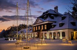Aussenansicht Schloss Luberegg mit Schnee bei Nacht