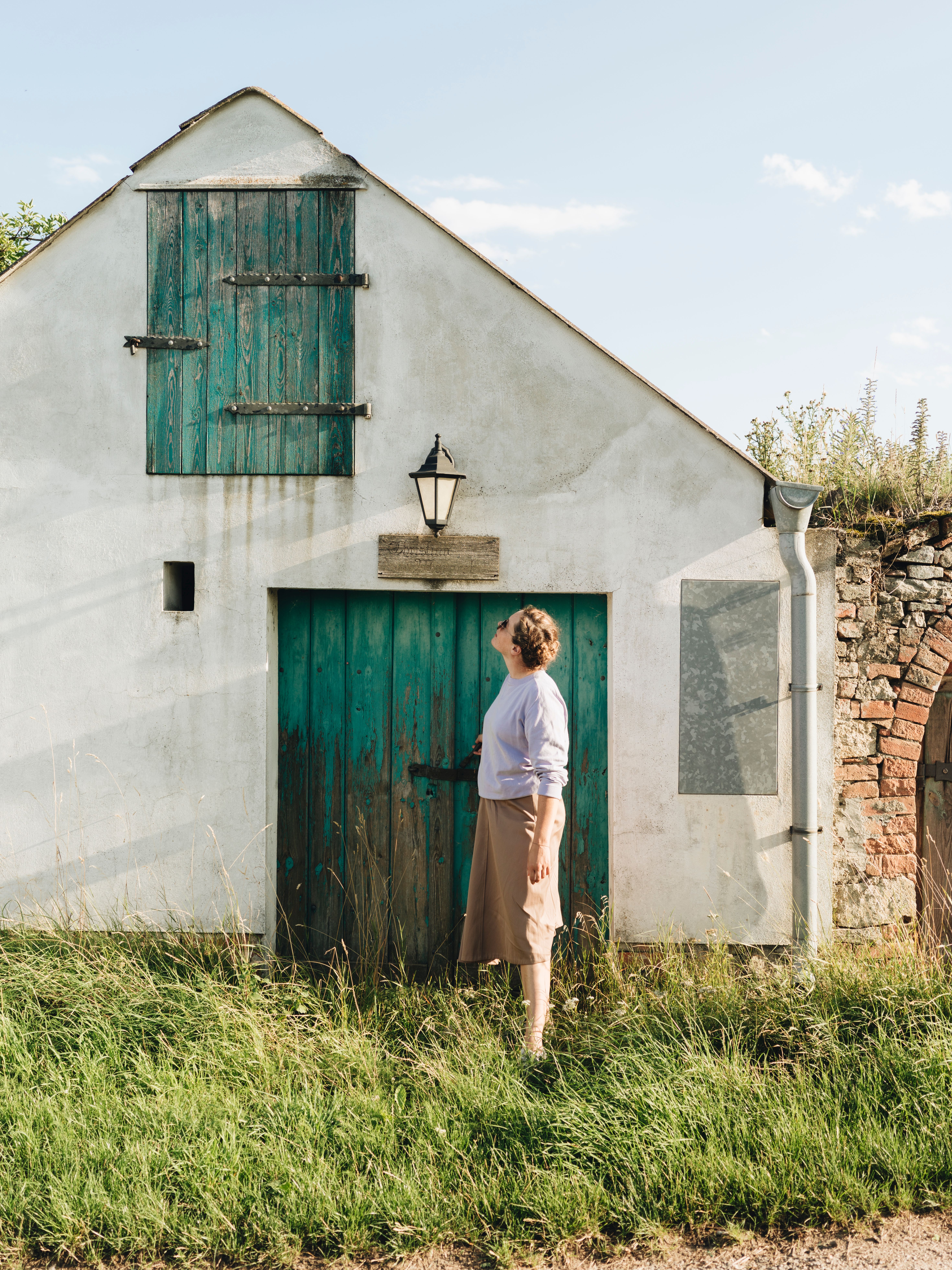 Weinkeller in Zellerndorf, umgeben von Weinbergen und blauem Himmel.