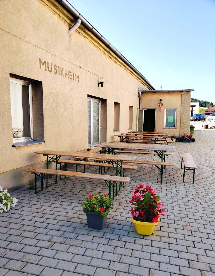 Buschenschank Thaller Wolfsthal, Innnenhof mit Heurigentischen 