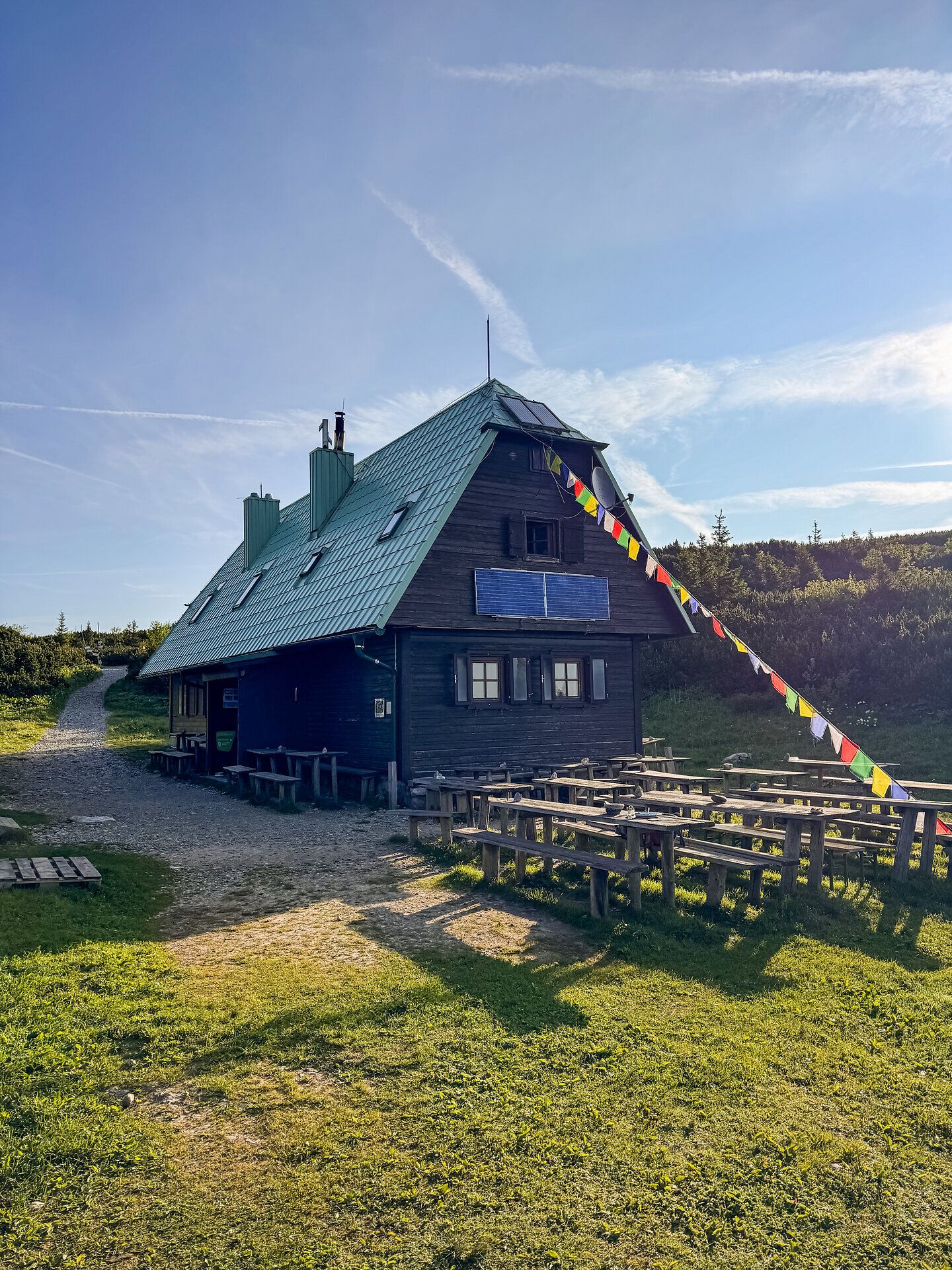 Berghütte von außen bei schönem Wetter