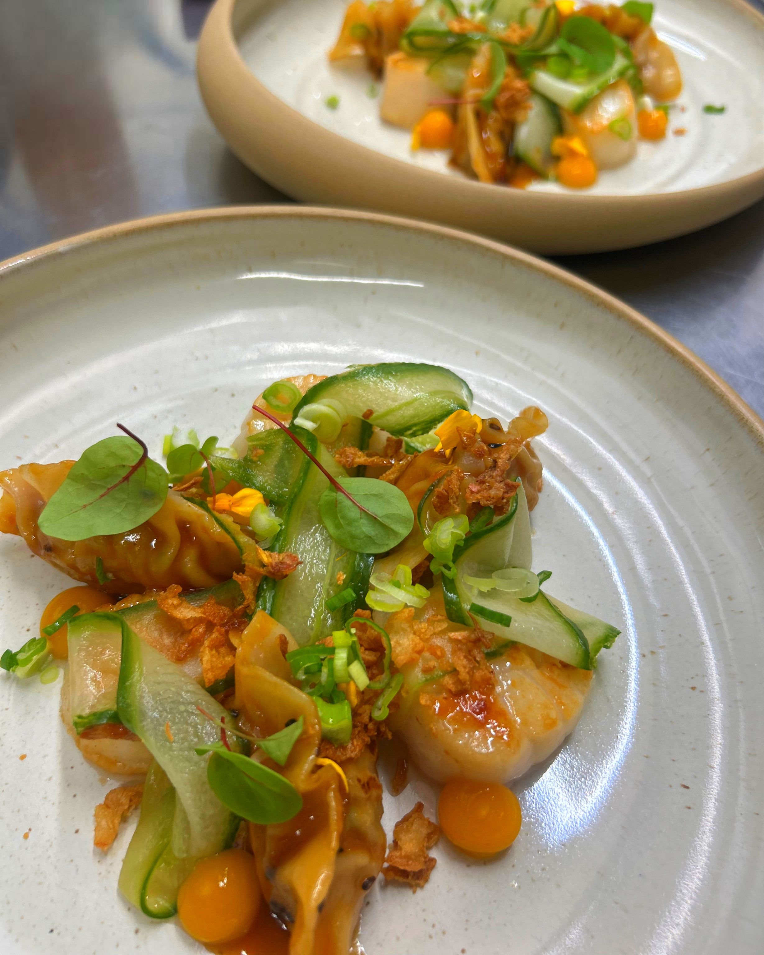 Gyoza vom Schwein & Jakobsmuschel, Marille Sweet`n Spicy, Gurken Asazuke, Röstzwiebeln