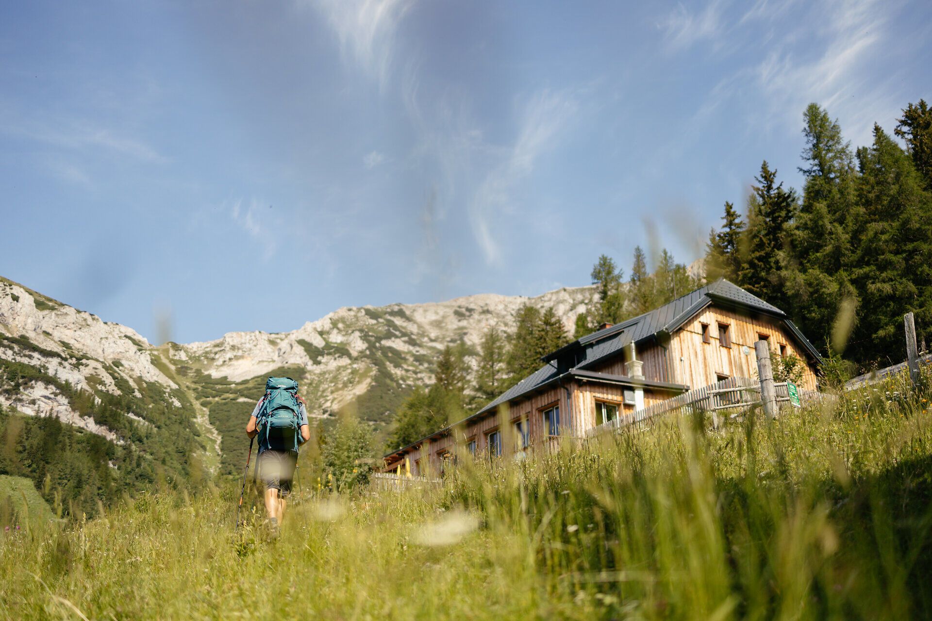 Ein malerischer Wanderweg führt durch die sanften Hügel, umgeben von üppigem Grün und majestätischen Bergen. Die frische Bergluft und das sanfte Plätschern eines nahen Baches laden dazu ein, die Seele baumeln zu lassen und die Schönheit der Natur zu genießen.