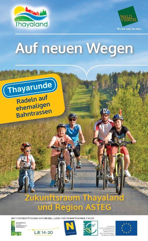 Coverbild: 2 Erwachsene und 3 Kinder radeln entlang der Thayarunde durch den Wald. 