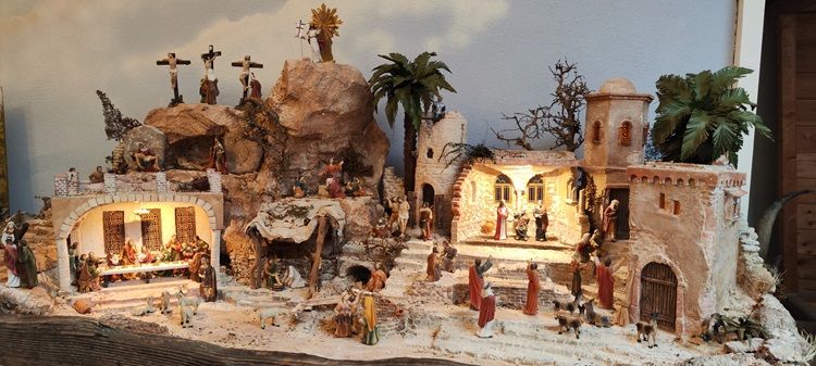 Große Passionskrippe mit biblischen Szenen und Figuren in einer detaillierten Landschaft.