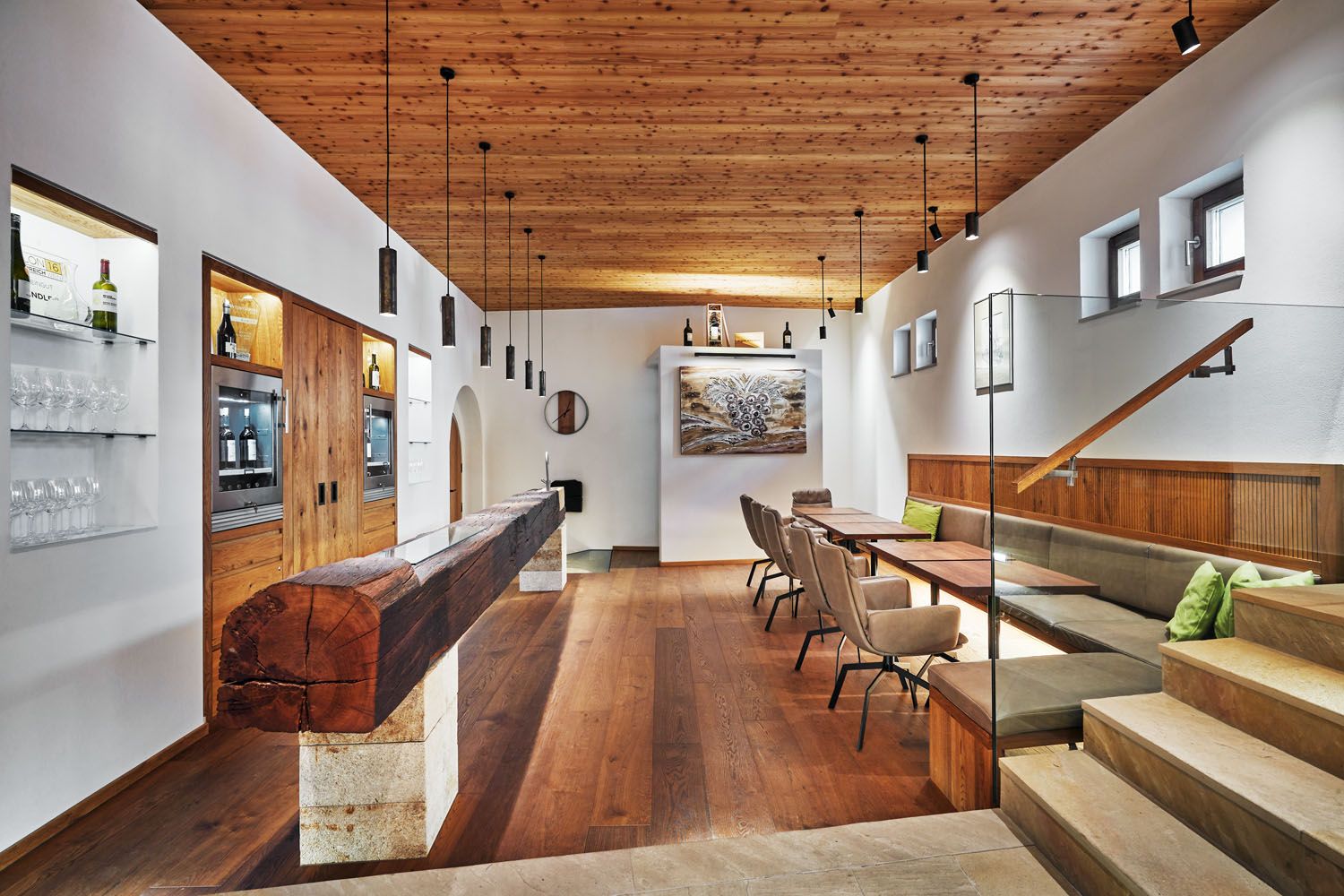 Innenansicht einer modernen Weinlounge mit Holzelementen, Tischen und Stühlen.