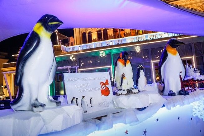 Eisbar vor dem Congress Center Baden mit Pinguinfiguren