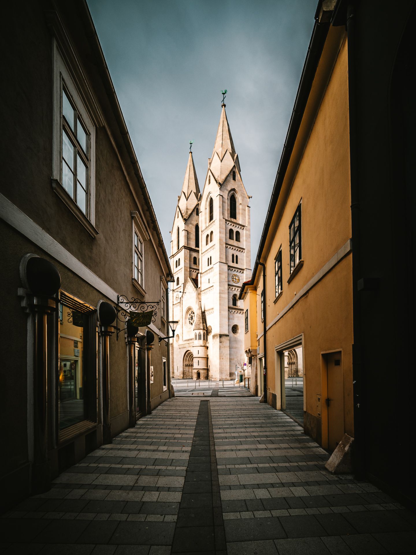 Liebfrauendom Wiener Neustadt von einer Seitengasse fotografiert