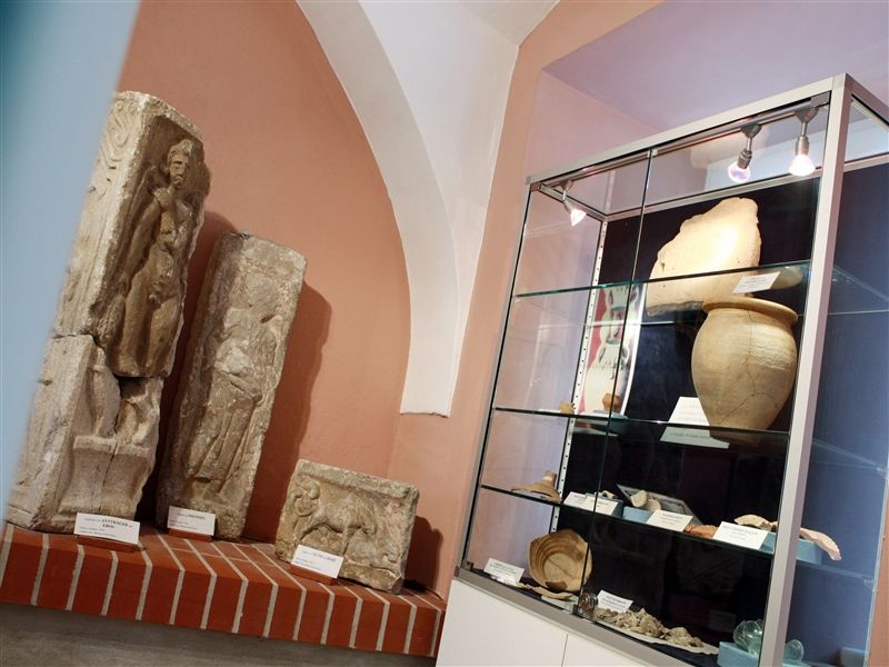 Ausstellung im Römermuseum Wallsee mit antiken Skulpturen und Keramiken.