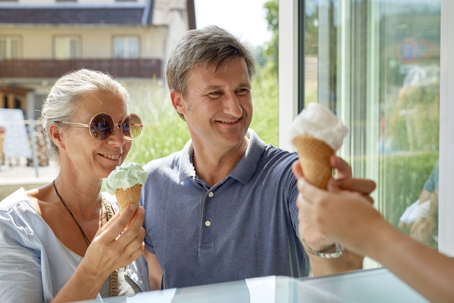 Ein Paar genießt Eis in der Kurkonditorei in Bad Schönau.
