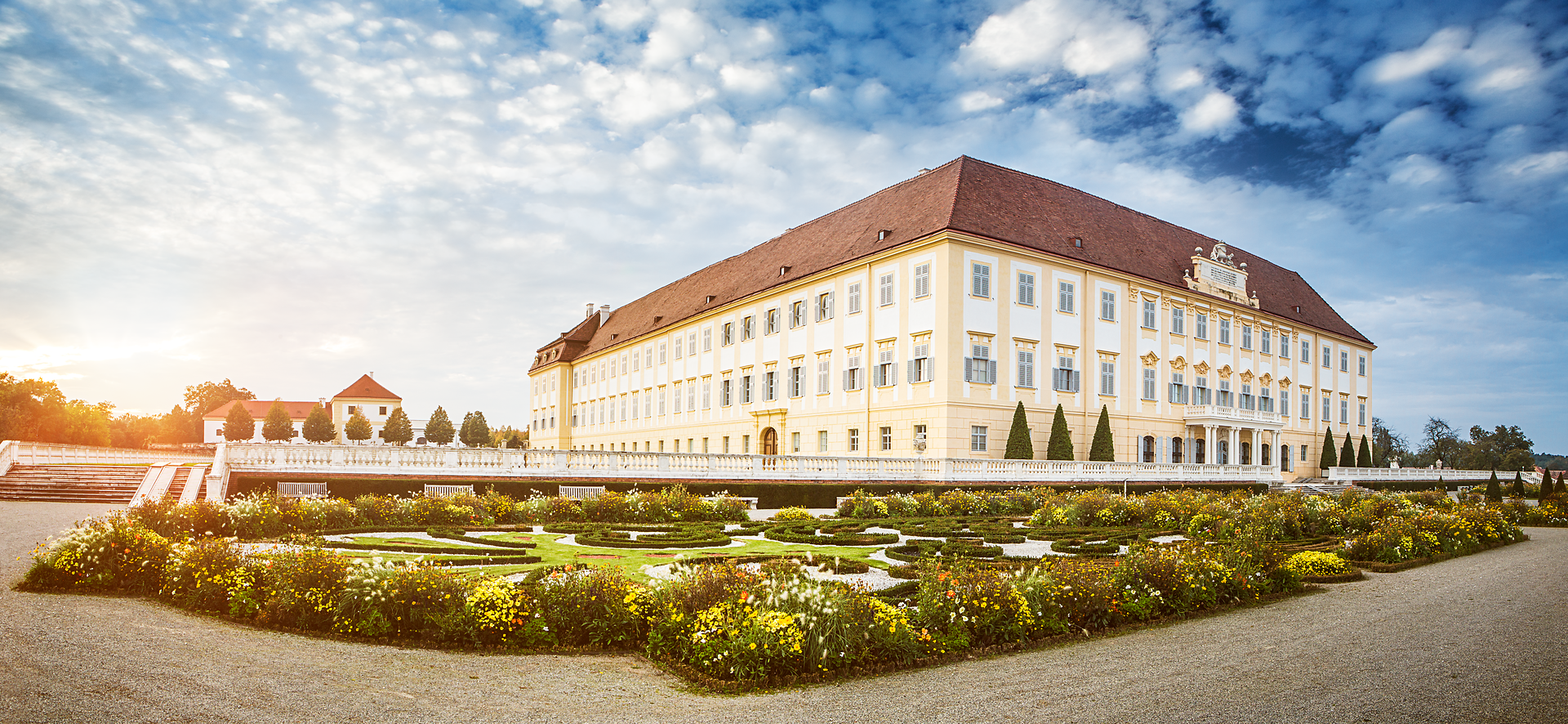 Die prächtigen Gärten von Schloss Hof erblühen in voller Farbenpracht und laden zu einem entspannenden Spaziergang ein. Die harmonische Verbindung von barocker Architektur und blühender Natur schafft eine Atmosphäre der Ruhe und Besinnlichkeit, die jeden Besucher verzaubert.