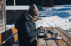 In der winterlichen Idylle der Wiener Alpen genießt man ein herzhaftes Frühstück im Freien. Die klare, kalte Luft und die schneebedeckte Landschaft schaffen eine perfekte Kulisse für einen entspannten Start in den Tag. Umgeben von majestätischen Tannen und der Stille der Natur, wird jeder Bissen zu einem Genuss.