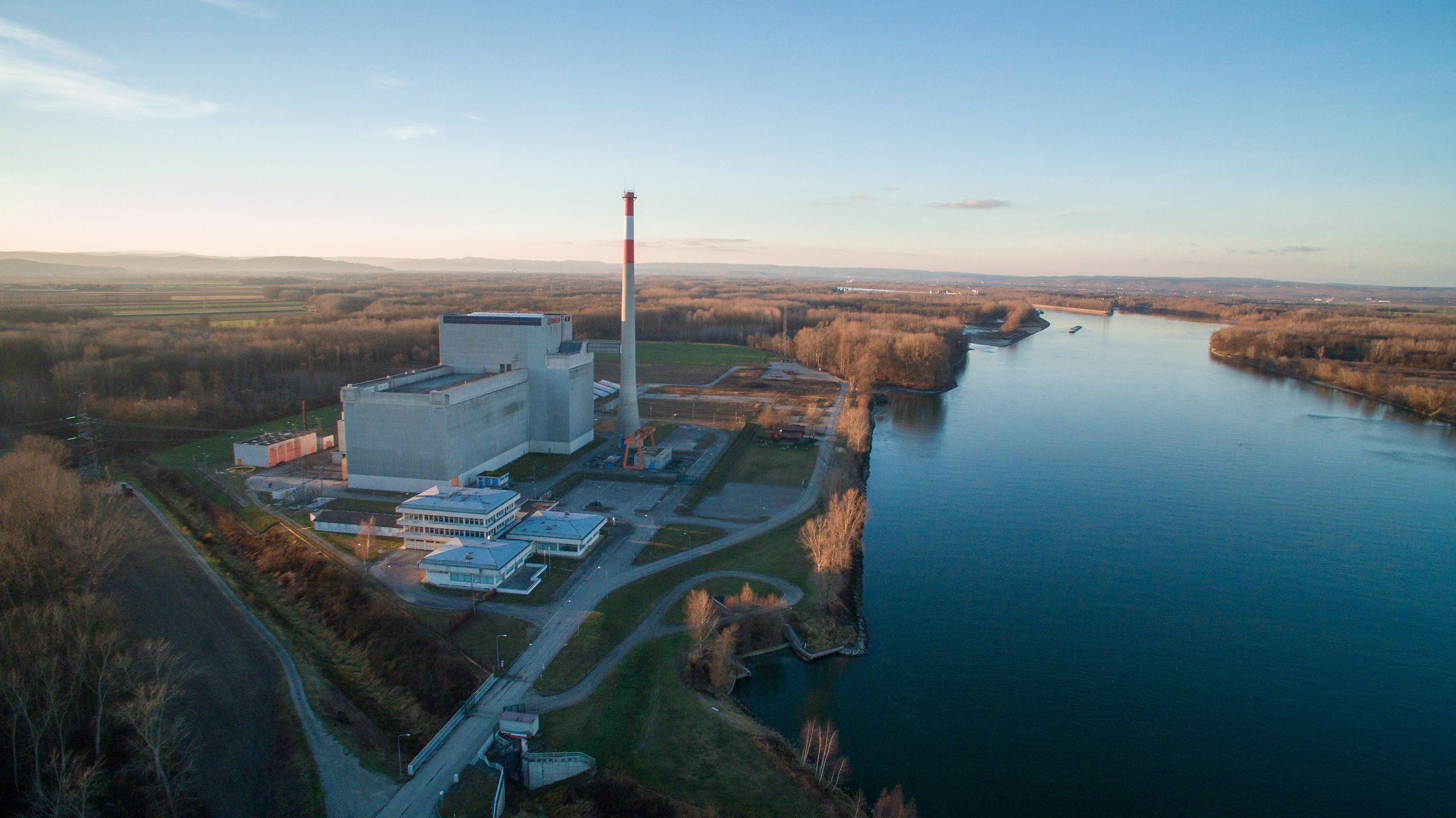 Luftaufnahme des AKW Zwentendorf neben einem Fluss in einer ländlichen Umgebung.