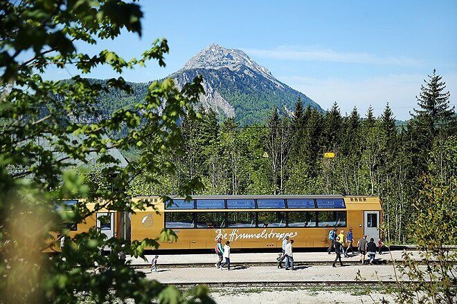 Die goldene Bahn schlängelt sich durch die malerische Landschaft, umgeben von üppigen Wäldern und majestätischen Bergen. Hier, wo die Natur in voller Pracht erblüht, erleben Besucher die Ruhe und Schönheit des Ötscherblicks. Ein unvergessliches Abenteuer erwartet alle, die die frische Bergluft und die atemberaubenden Ausblicke genießen möchten.