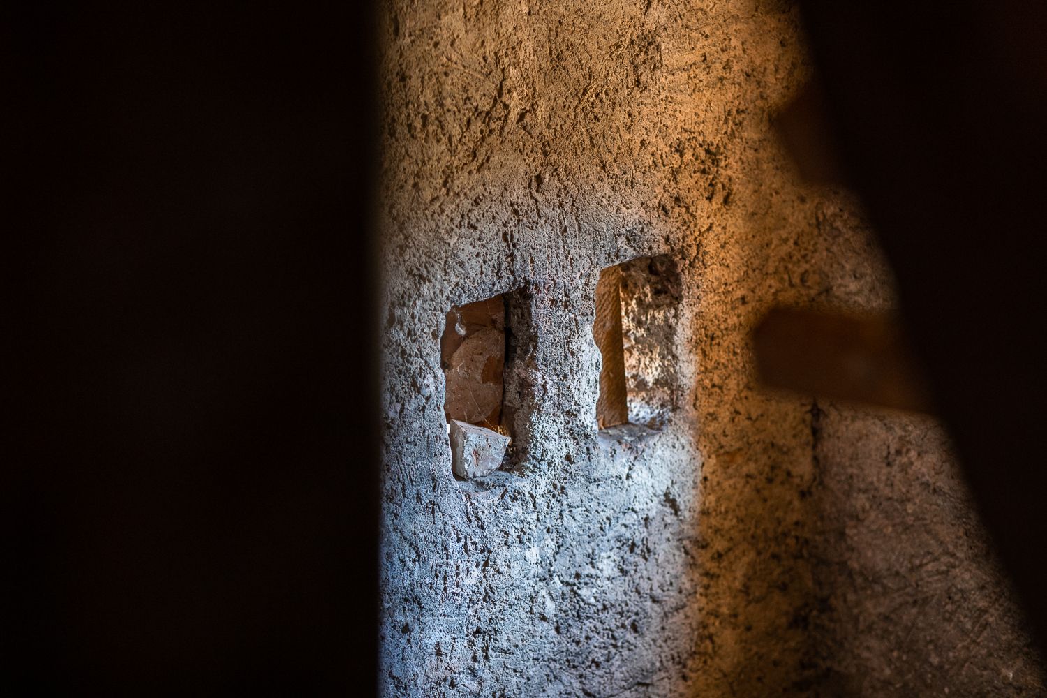 Nahaufnahme von Schießscharten in einer Steinmauer der Wehrkirche Edlitz.
