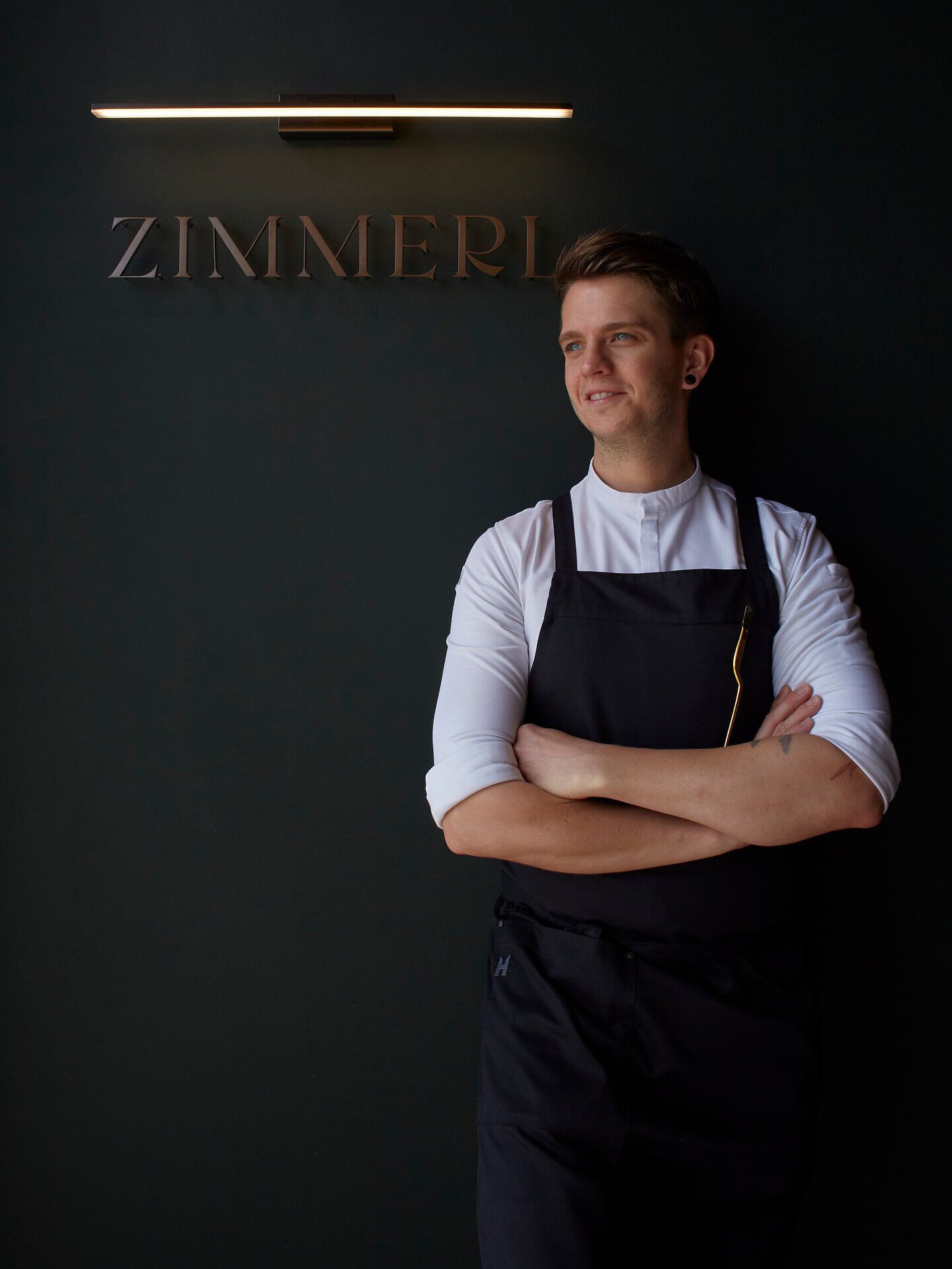 Elegantes Restaurant mit runden Tischen, weißen Tischdecken und gedämpfter Beleuchtung.