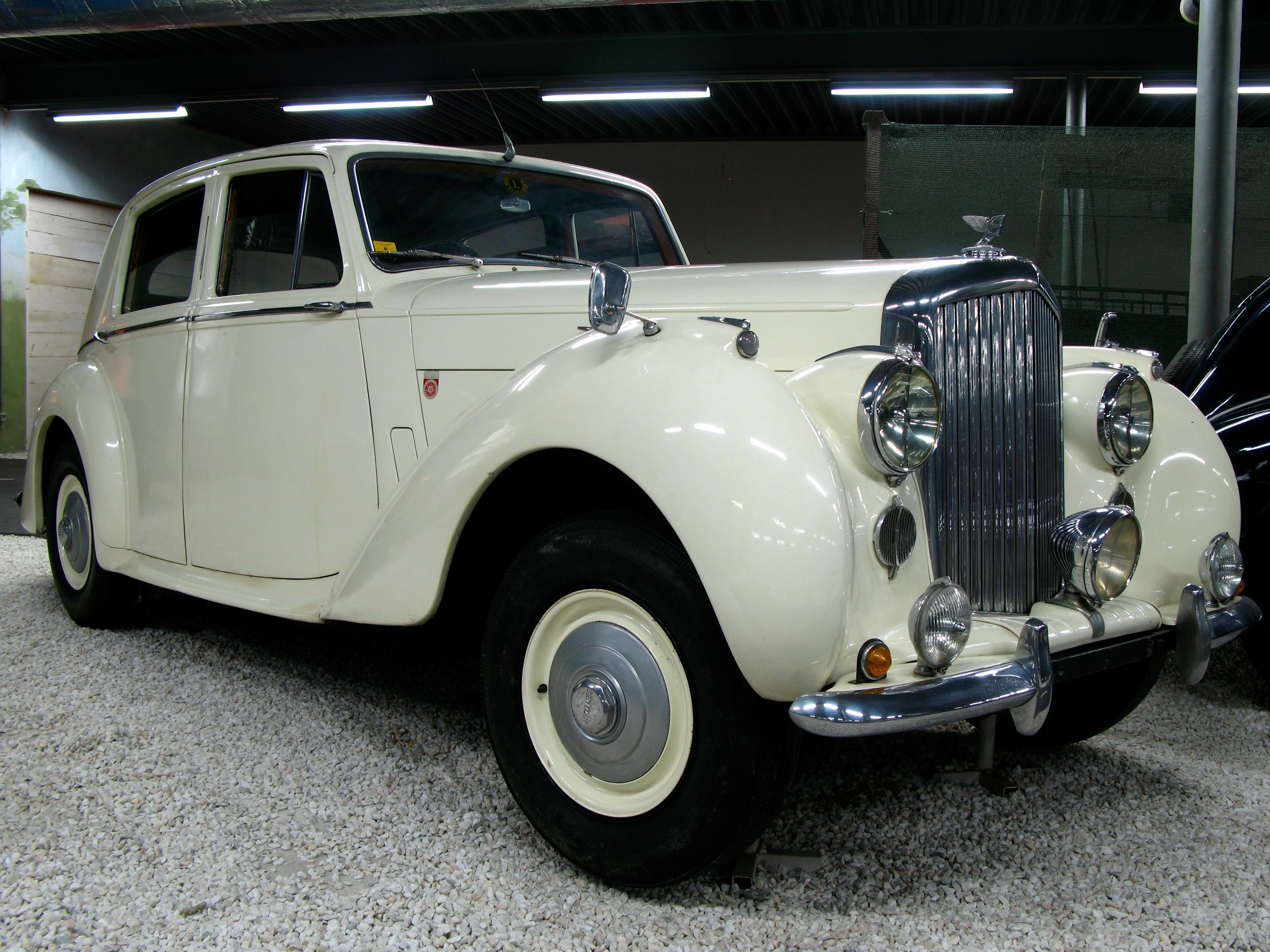 Ein weißer Oldtimer im Automobilmuseum Aspang.