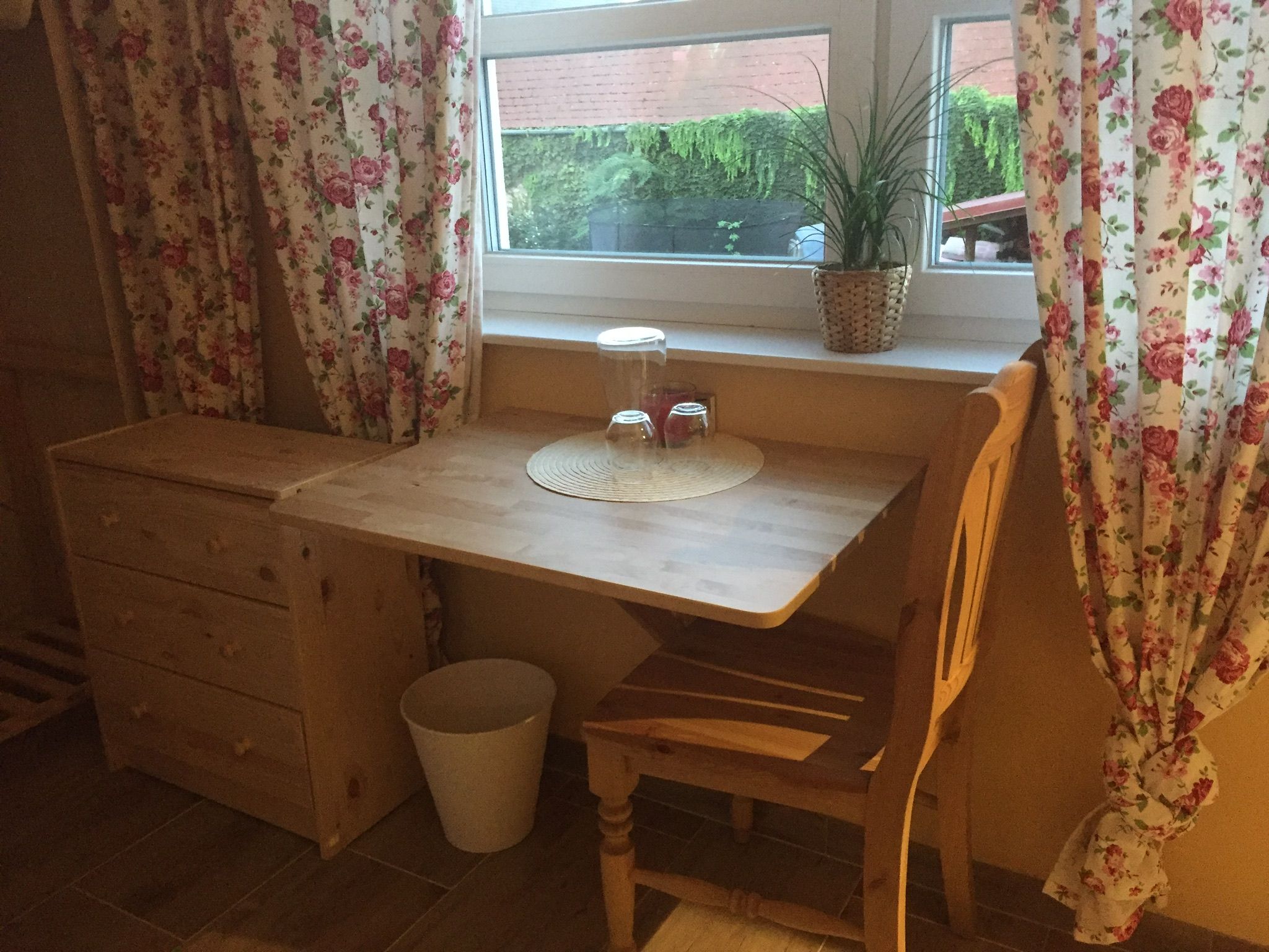 Hippo Campus, Zimmer, Schreibtisch