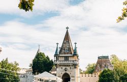 Der Schlosspark Laxenburg verzaubert mit seiner malerischen Kulisse, in der sich die majestätischen Türme des Schlosses harmonisch in die Natur einfügen. Umgeben von üppigem Grün und glitzerndem Wasser lädt dieser Ort zum Verweilen und Träumen ein.