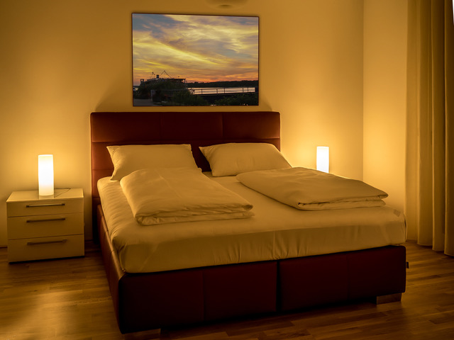 Ein gemütliches Schlafzimmer mit Doppelbett 