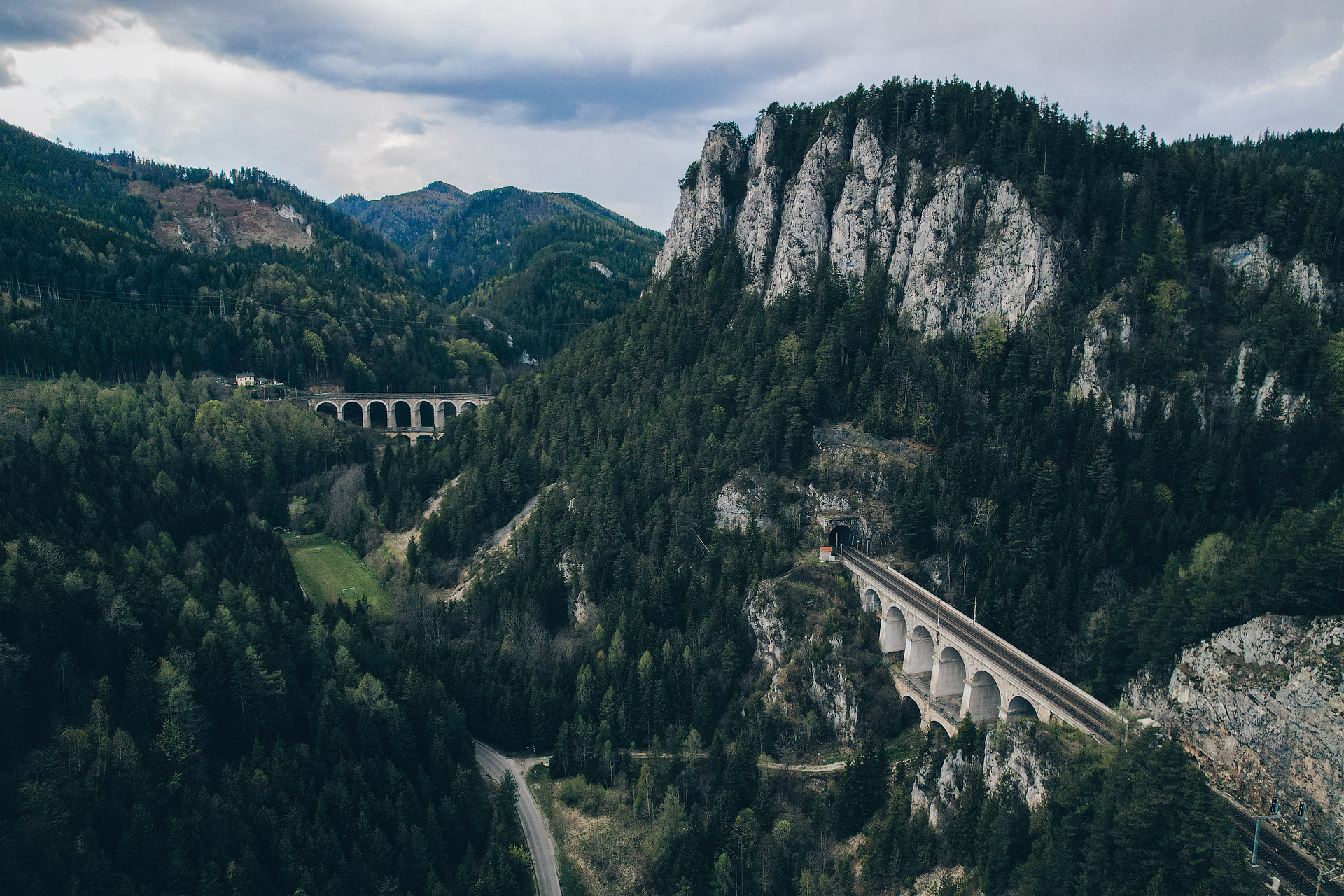 Die majestätischen Berge erheben sich stolz über das grüne Tal, während die Wolken sanft über die Gipfel ziehen. Hier, in der idyllischen Umgebung des Semmerings, entfaltet sich die Schönheit der Natur in voller Pracht und lädt zu unvergesslichen Erlebnissen ein.