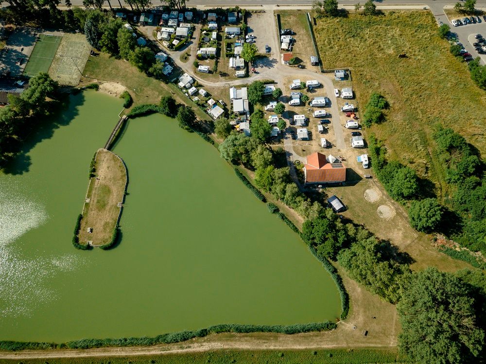 Luftaufnahme eines Badeteichs mit Campingplatz in Poysdorf.