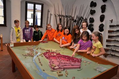 Kinder betrachten ein Stadtmodell in einem Museum.