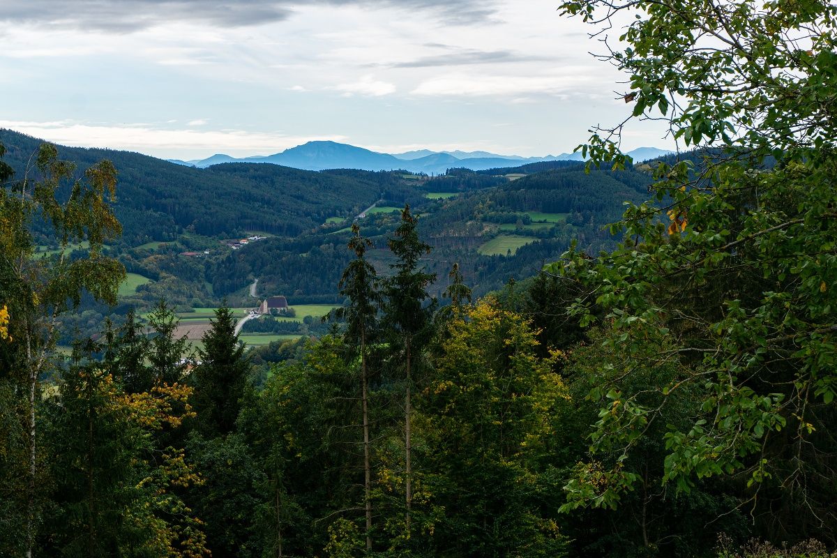 Blick auf die St. Anna Kirche und den Ötscher