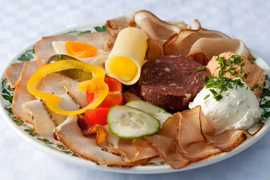 Weingut Gebetsberger Hauerjause beim Heurigen