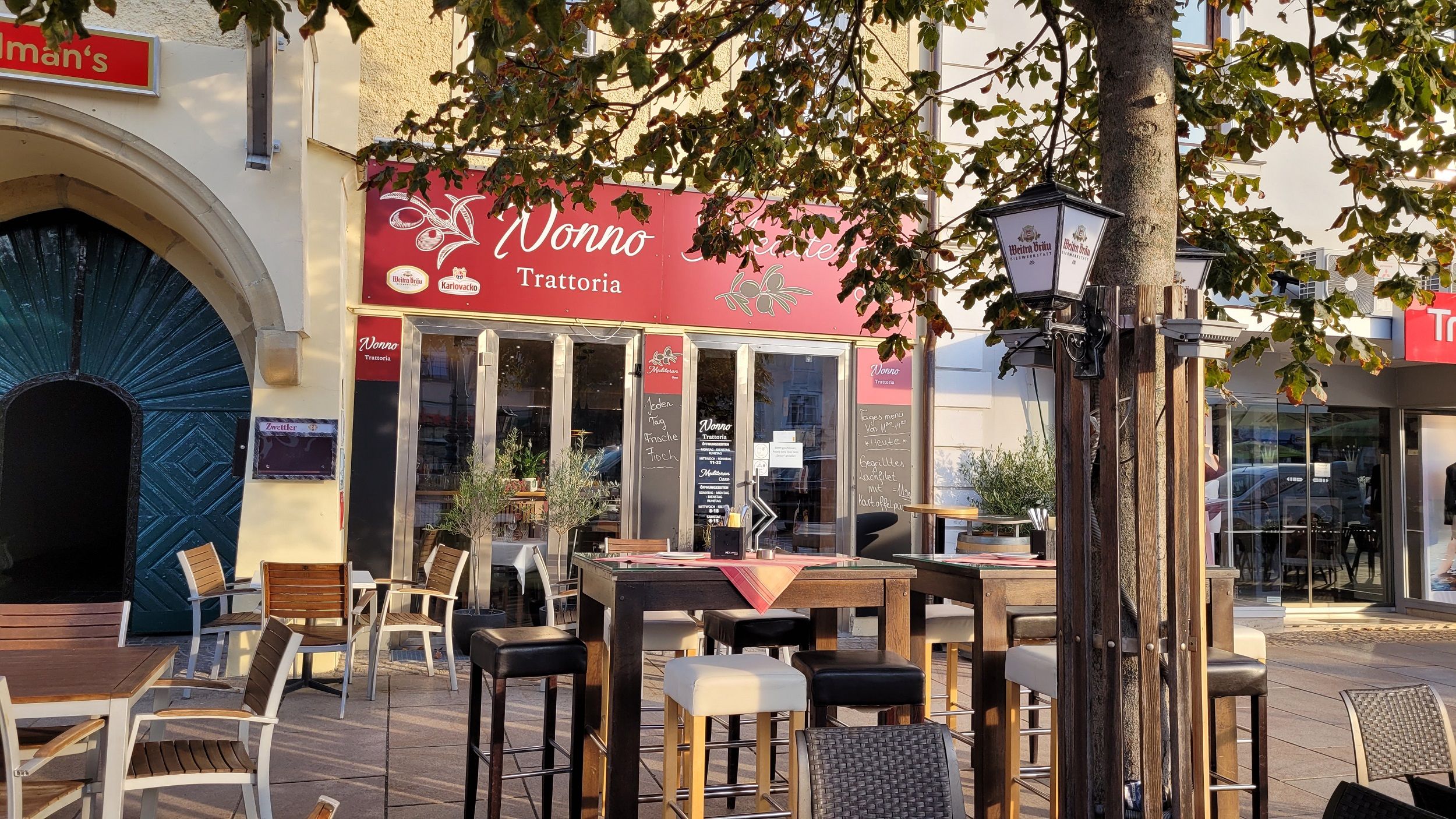 Eingang Trattoria Nonno mit Gastgarten am Hauptplatz 