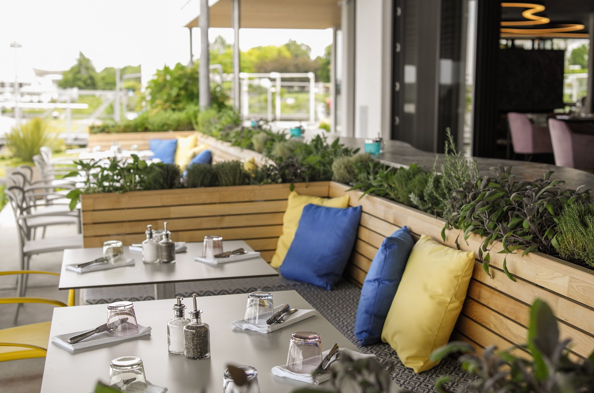 Terasse im Sommer mit bunten Polstern 