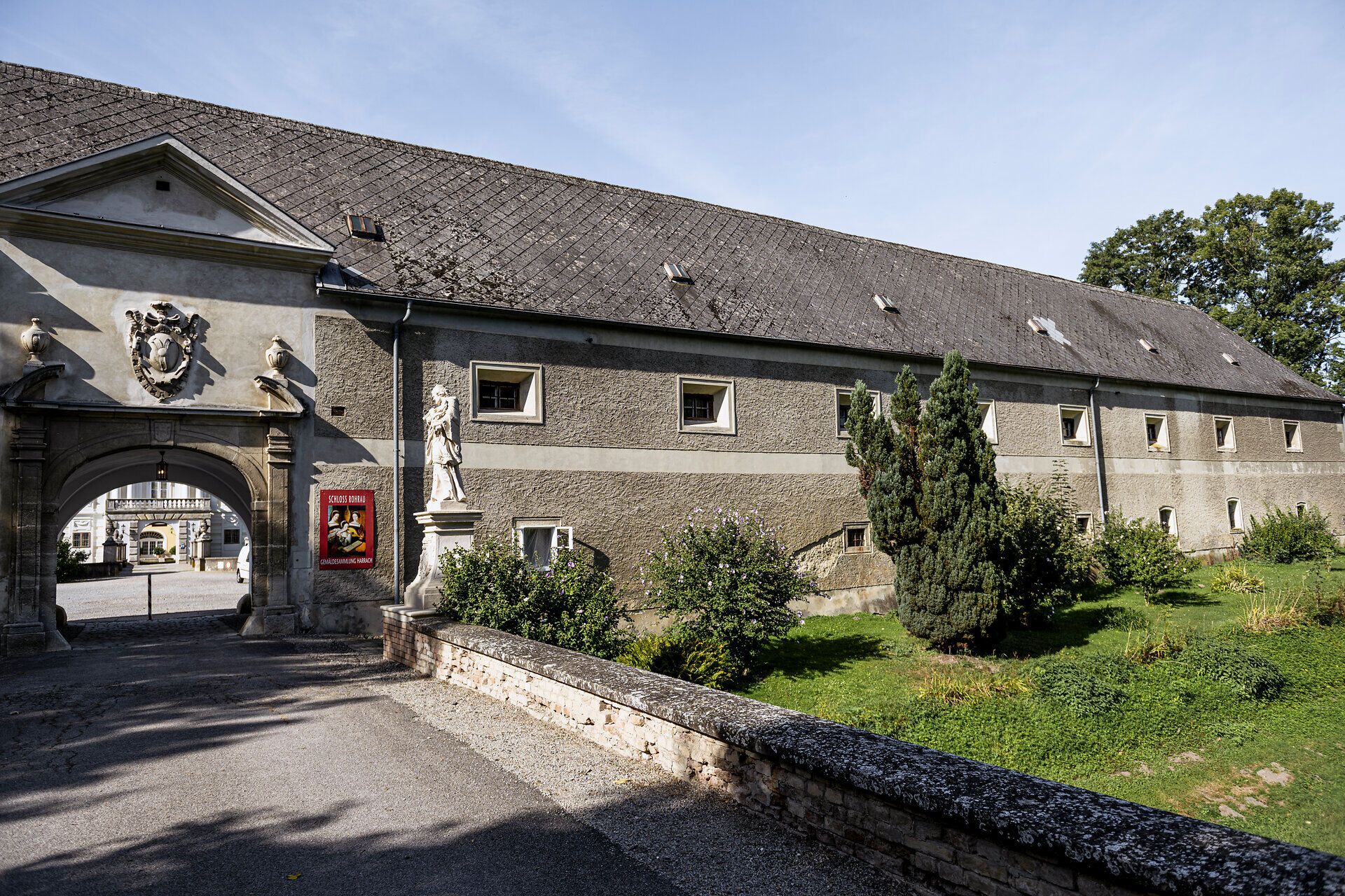 Brücke und Blick in den Innenhof von Schloss Rohrau. 