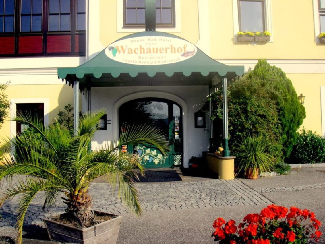 Eingang des Wachauerhofs mit Pflanzen und Blumen.