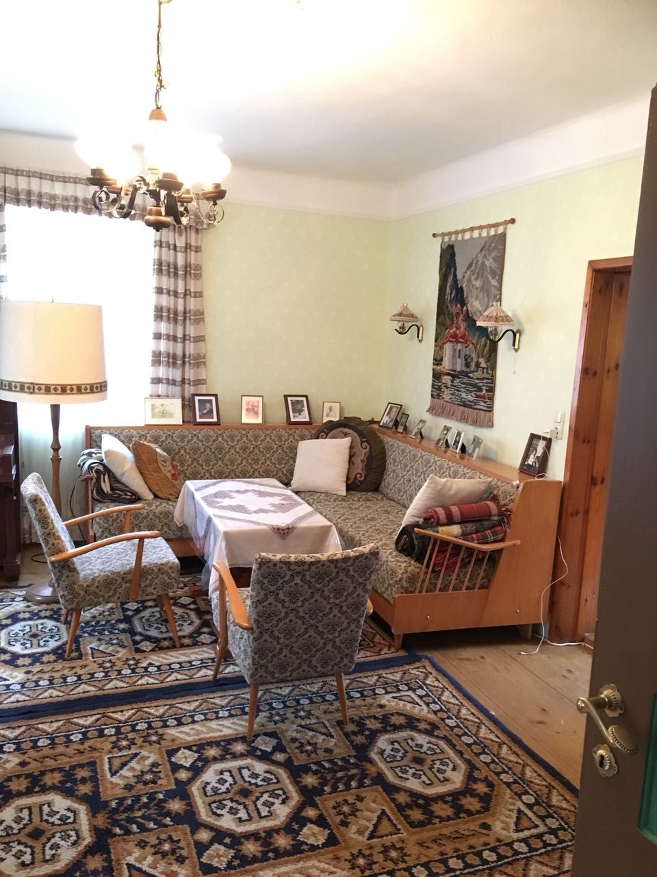 Wohnzimmer mit Sat-TV, WLAN und Festnetz Telefon