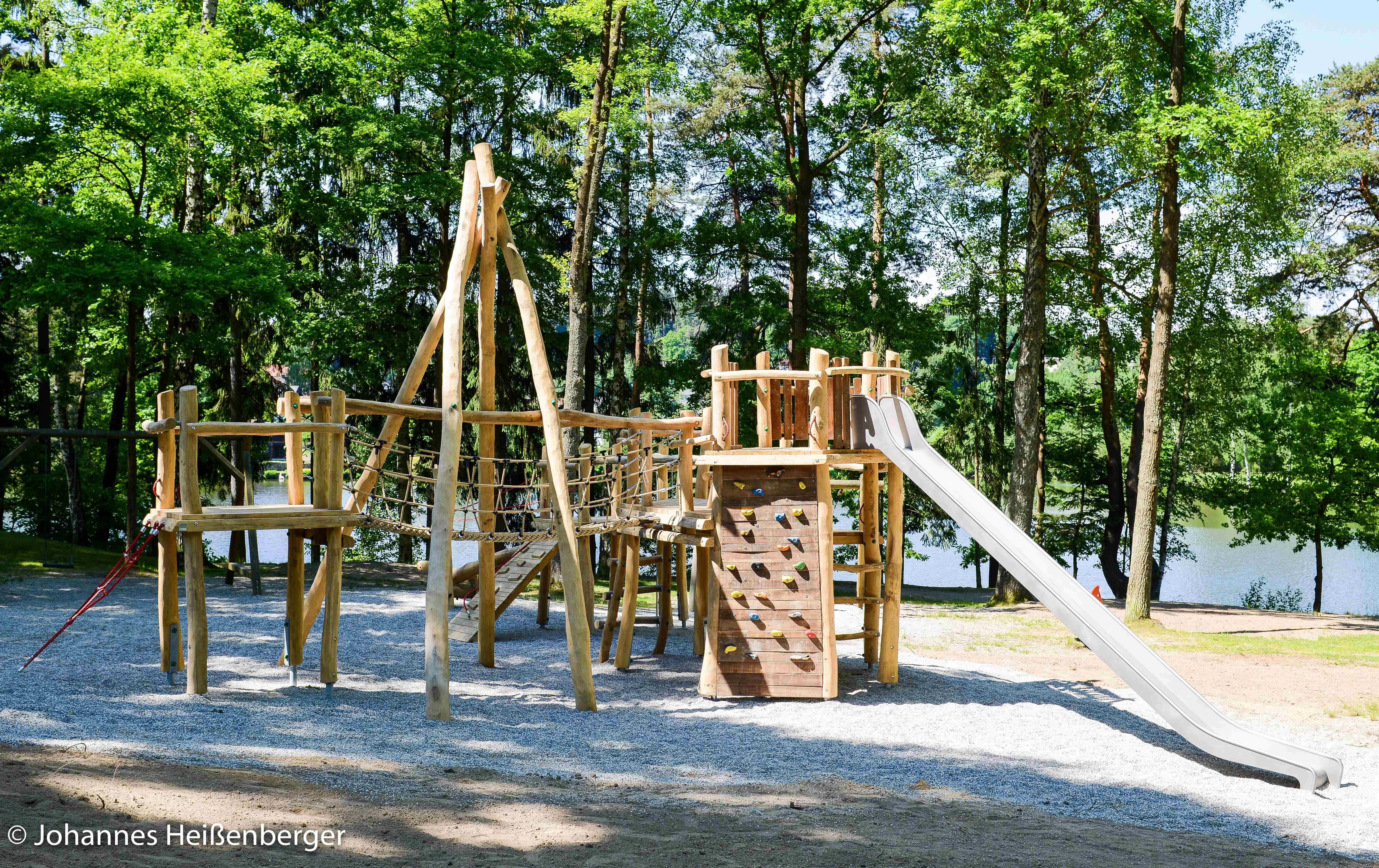 klettergeruest-im-strandbad-c-johannes-heissenberger