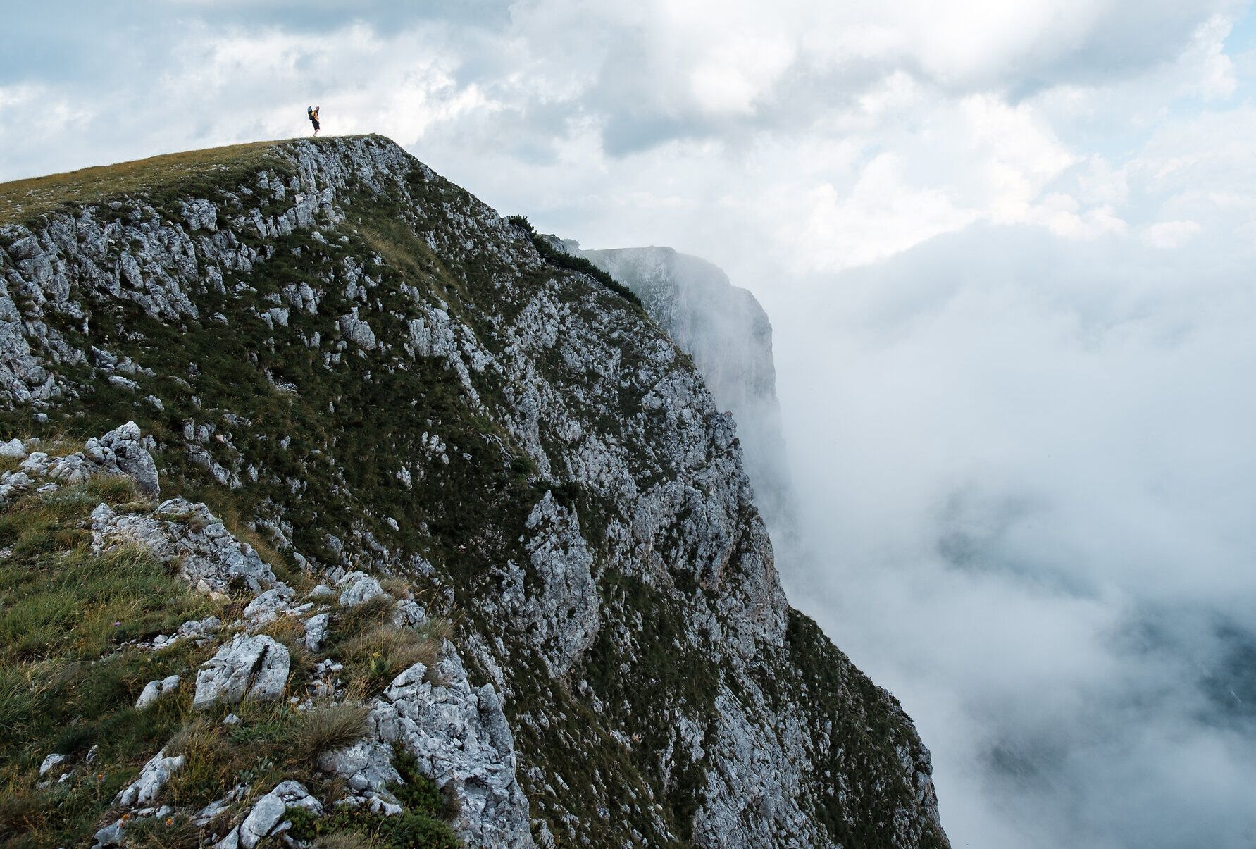 Die majestätischen Felsen ragen hoch in den Himmel und bieten einen atemberaubenden Blick auf die umliegenden Wolken und Täler. Hier, an der Grenze zwischen Himmel und Erde, spürt man die Ruhe und Erhabenheit der Natur, die zum Verweilen und Staunen einlädt.