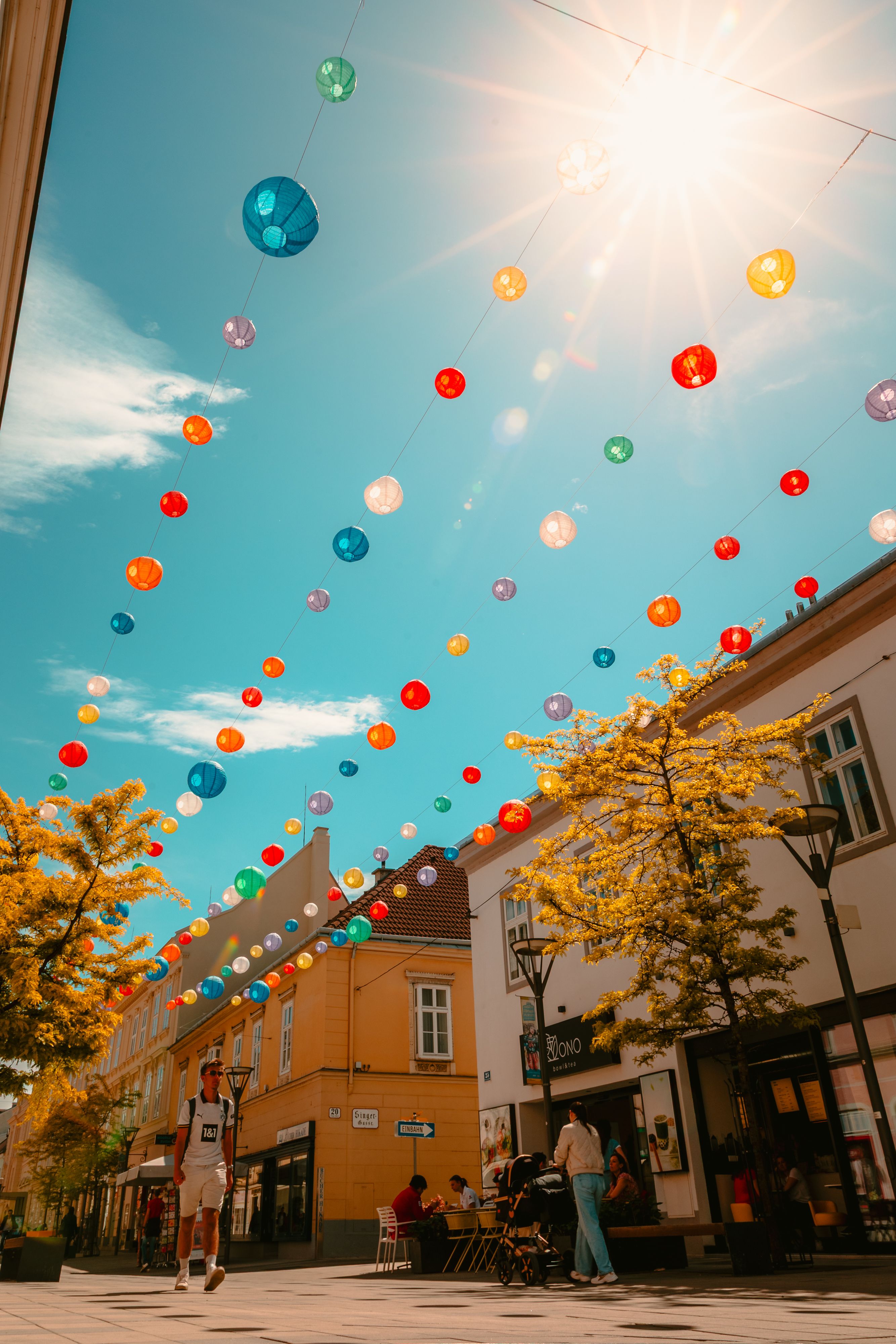 Bunte Lampions über den Straßen der Innenstadt