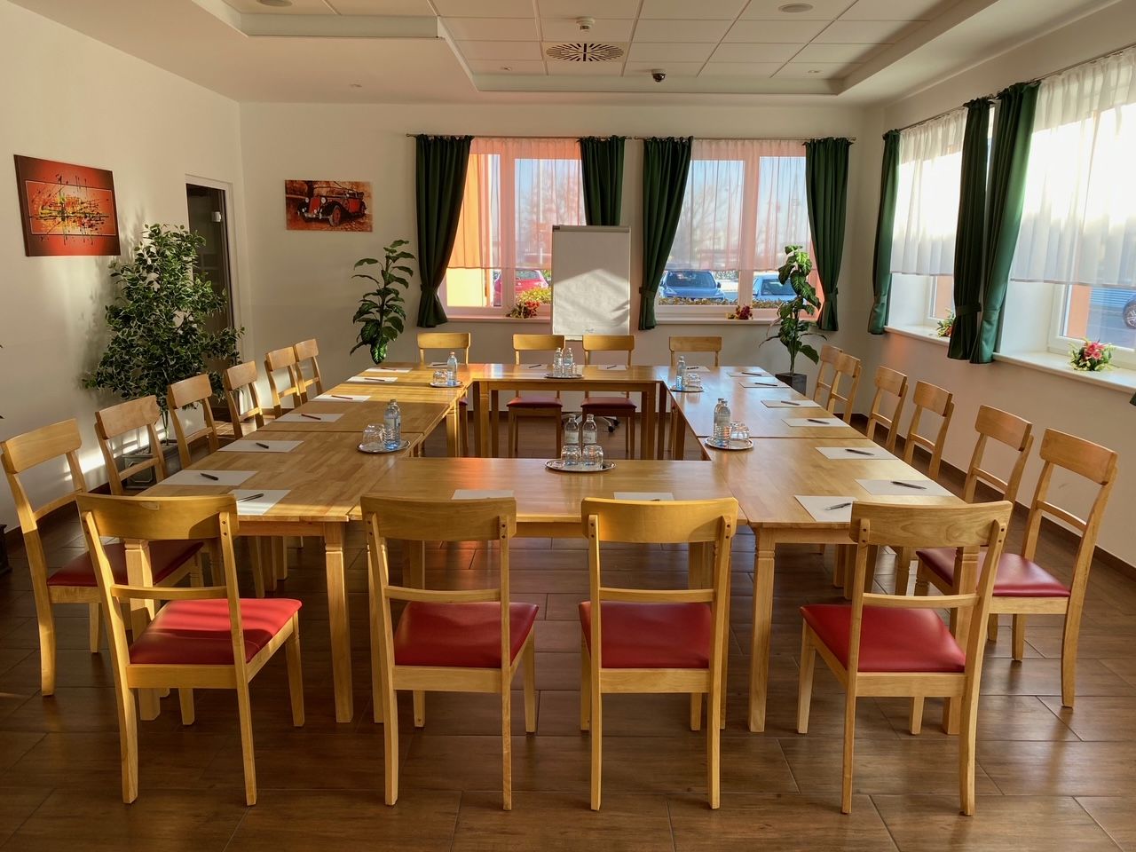 Seminarraum mit Holzmöbeln 