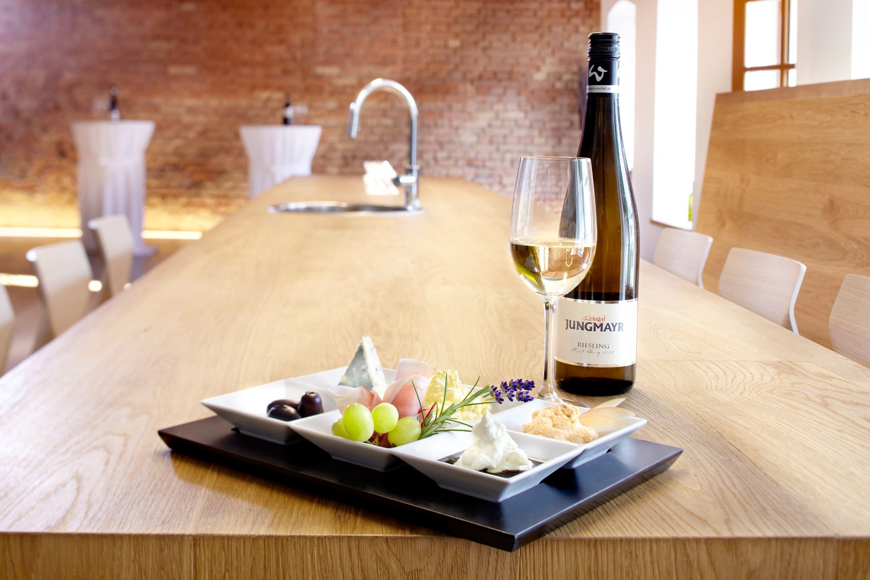 Wein und Snacks auf einem Tisch im Weingut Jungmayr.