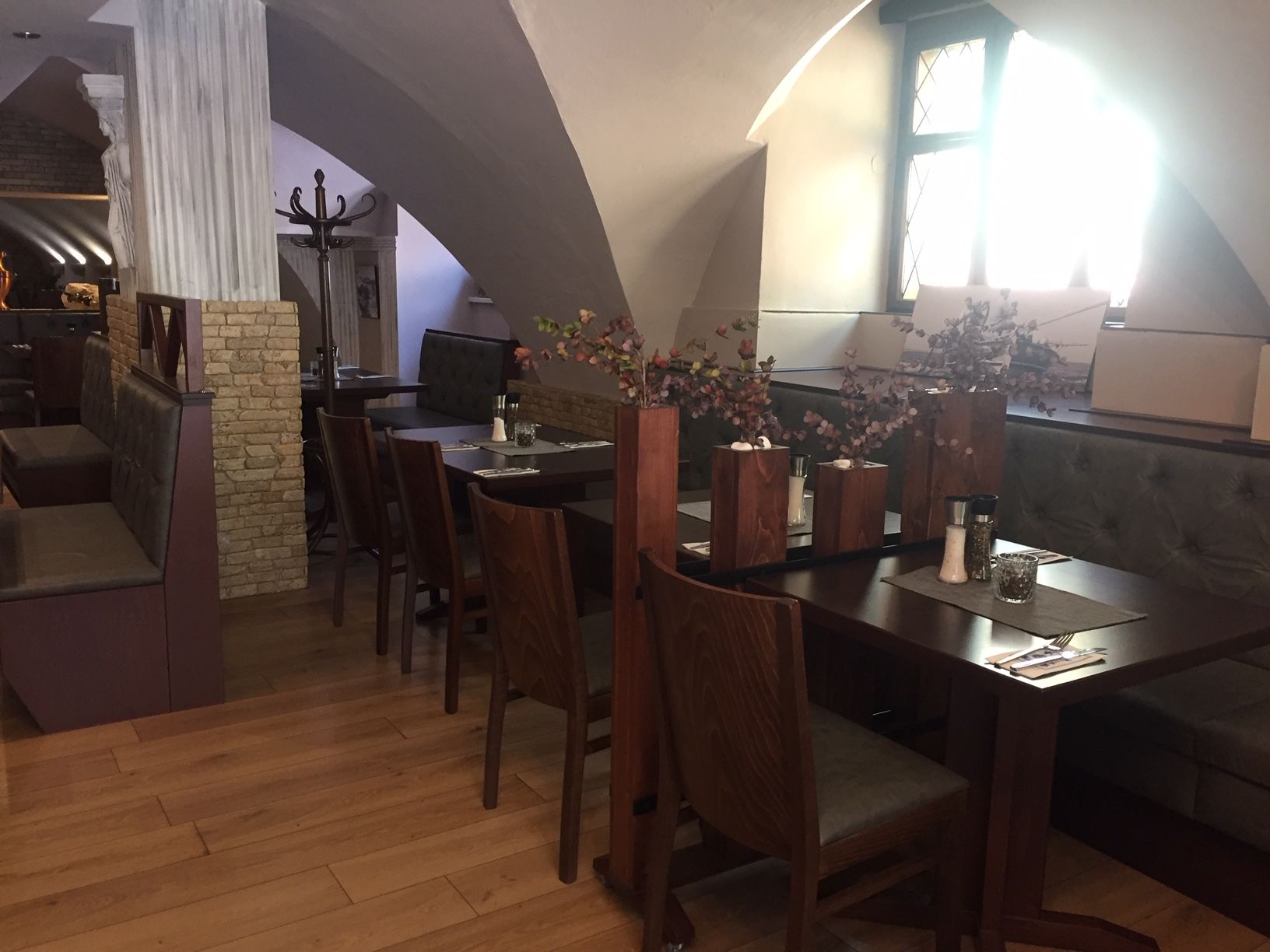 Tische im Gewölbe mit Blumendekoration 