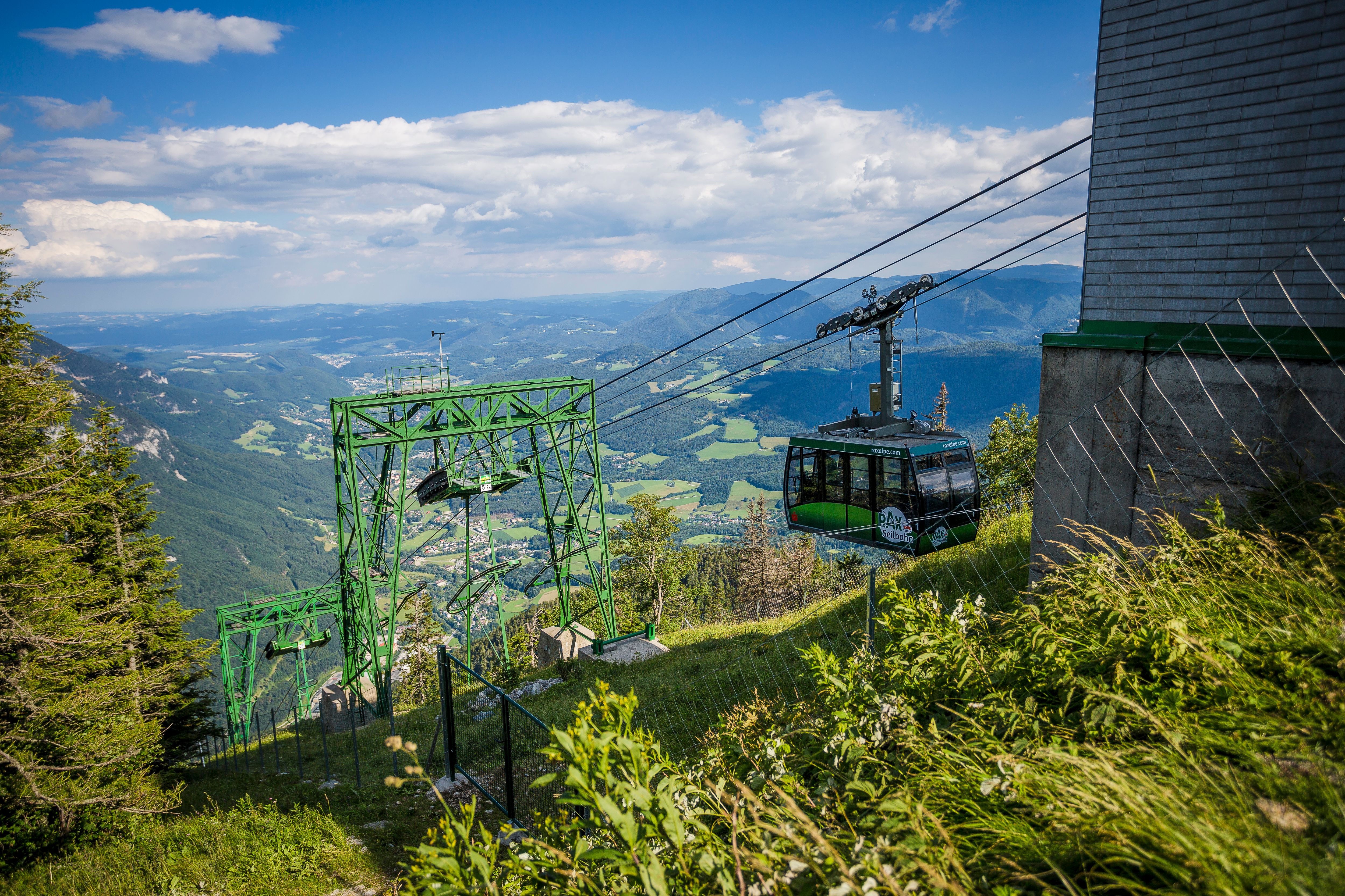 Seilbahn auf der Rax mit Blick auf das Tal und die umliegenden Berge.